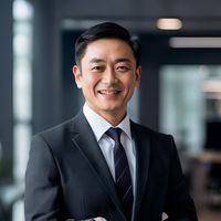 陈明远，番号鸽创始人兼首席执行官，身着深色正装，面带自信微笑，背景为简洁的办公环境，气质沉稳而具有领导力
